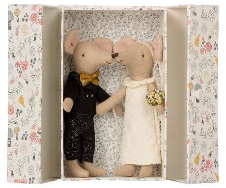 Wedding mice couple in box